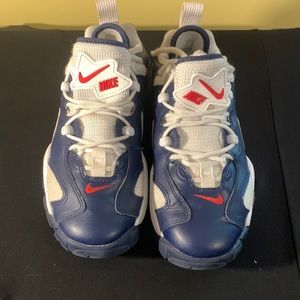 Nike 
Air Barrage Low